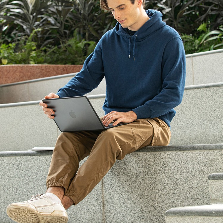 Чехол Uniq Venture Case для Macbook Air 13 (2022 M2) прозрачный с чёрной рамкой (Frost/Grey)
