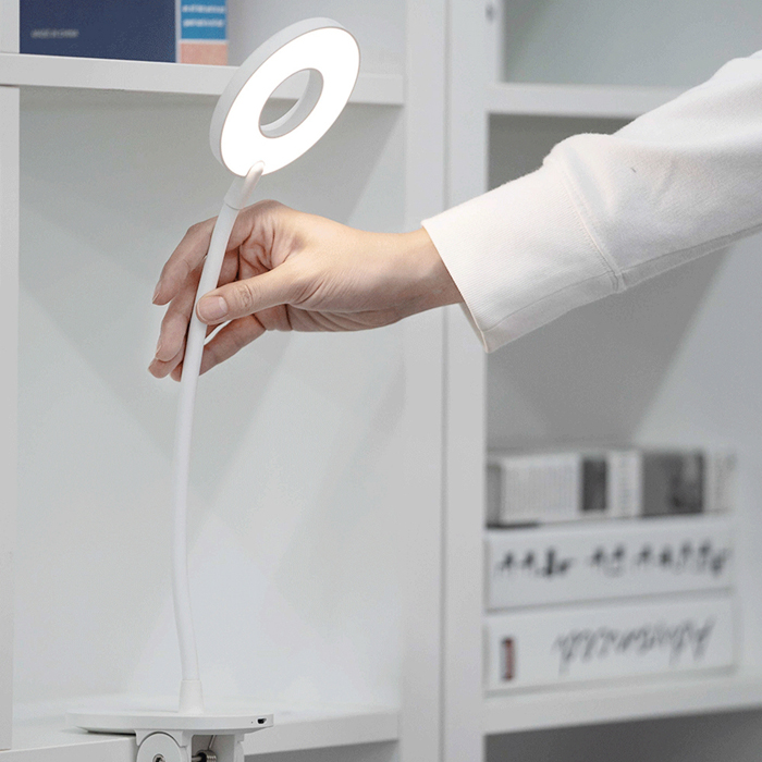 Беспроводная настольная LED лампа Yeelight Clip on Lamp J1 с клипсой белая (YLTD10YL)