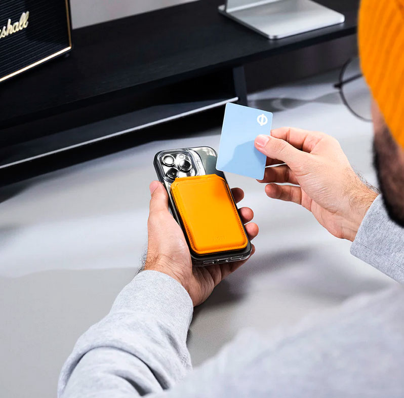 Подставка-бумажник MOFT flash wallet для iPhone 12/13/14 небесно-голубого цвета